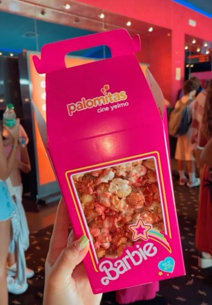 BARBIE  Marea rosa en los cines de Barcelona por el estreno de la