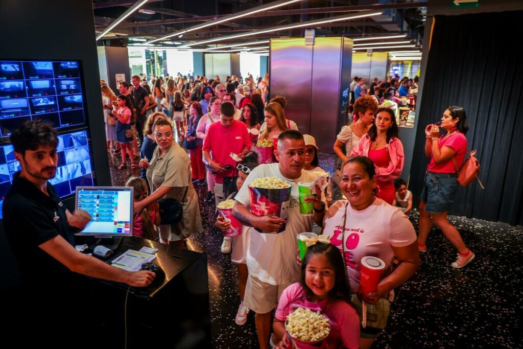 BARBIE  Marea rosa en los cines de Barcelona por el estreno de la